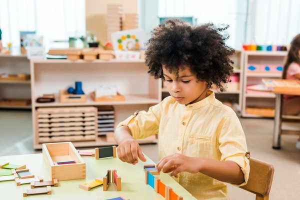 Les tours d'observation montessori : apprentissage et autonomie